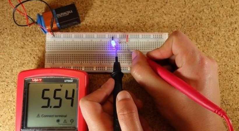 measure DC voltage using multimeter